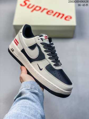 300 海外限量发售！公司级Nike Air Force 1 '07 Low “Supreme联名——米黑拼接”空军一号 低帮 运动鞋 休闲鞋 折边针车 工艺难 - 点击图像关闭