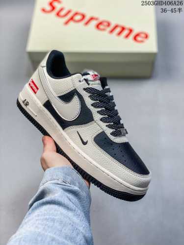 300 海外限量发售！公司级Nike Air Force 1 '07 Low “Supreme联名——米黑拼接”空军一号 低帮 运动鞋 休闲鞋 折边针车 工艺难