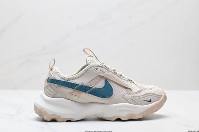 公司级W Nike Tc 7900 新款老爹鞋 注入非凡时尚气息 塑就高雅外观 耐穿合成材质搭配柔软丝绒 该鞋款保留了挚爱的加垫鞋口 柔软泡绵缓震配置 和抓附力