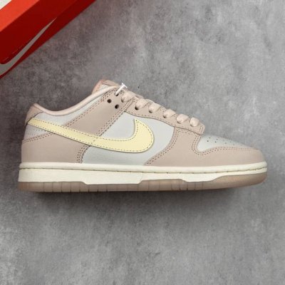 本地 核心私 Nike Dunk Sb Low Light Soft pink 耐克 Sb 低帮 粉白黄 防滑耐磨休闲板鞋 鞋款整体以白色皮革打造，搭配粉色皮革