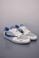 Fragment X Travis Scott X 新百伦 Air Jordan 1 Low 三方联名倒钩 全新的三方联名低帮倒钩鞋面延续了黑脚趾设计，整双鞋以