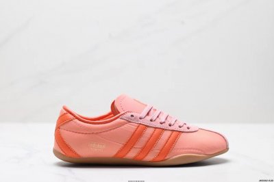 公司级Adida阿迪达斯Tokyo Pack舒适百搭经典休闲运动鞋 此次为Tokyo系列带来三双全新配色，清爽蓝色绒面搭载白色皮革三条纹，增添了复古干净的印象；