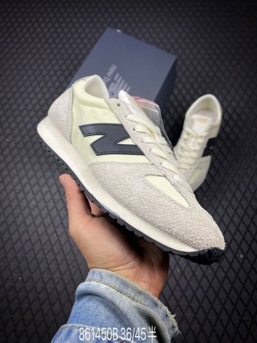 B 公司级New Balance 推出了全新鞋款。这次复刻的 U471 是基于他们经典档案中的 Nb471跑鞋，赋予其全新的现代设计。虽然保留了原有的轮廓，但也