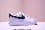 nike 耐克 采用硬质粒面牛剖皮革鞋面材质，金色表示点缀，耐克Nike Air Force 7 Low White Black Gold 空军一号经典低帮百搭