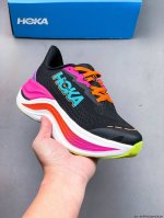 200 hoka Skyward X 缓震运动休闲跑步鞋 采用双层超临界泡棉，中间夹层桥梁式碳纤维板，在缓震度极大化的同时，以碳板创造平衡的灵活柔软脚感，新奇超