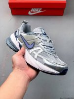 耐克Nike V2K Run新款百搭休闲跑步鞋 复古风潮 网面透气 紧致的鞋面材质提供良好的包裹性 鞋侧 Swoosh以及鞋头部分搭配增添不少亮点的镀铬细节 鞋