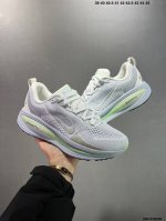 公司级Nike Vomero 18 耐克 舒适减震防滑 低帮跑步鞋 全掌Reactx泡绵中底 前掌和后跟还配备了Air Zoom气垫单元 据说跑起来更快更舒适哦