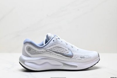 公司级Nike Journey Run 跑步鞋 使用了新型的缓震材料 脚感偏韧 后跟有加厚的海绵填充 鞋子前掌和后掌做了加宽设计 增加了跑步时的稳定性 织物加网