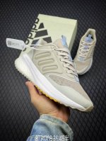 公司级阿迪adidas X_Plrphase 外底延续 Boost 系列鞋款经典的镂空设计，为了加强中底抗扭刚性，Adidas 在两层 Boost 之间加入 T