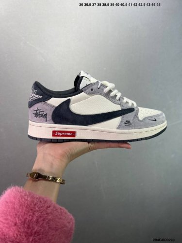 公司级Stussy X Air Jordan 1 双拼米灰红标 此款主张打破传统的工业化流水线设计限制，以Made By Ideas的超级创意为理念，集结众多潮
