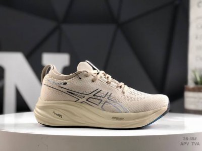 180 Asics 亚瑟士Gel-Nimbus 26稳定跑鞋鞋面采用双层提花网面设计，提高包裹性和透气性，后跟搭载稳定系统科技T-Gel提升整体支撑力和结构感，