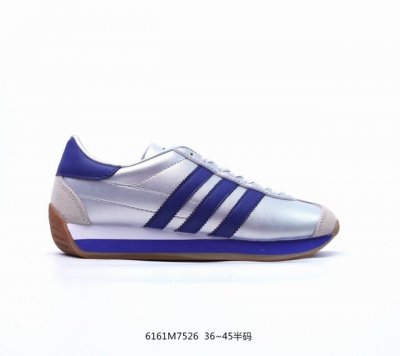 Adidas Wb Country 生胶底 秀气大方的鞋型 气质修身。以现代设计融合复古跑步和足球风，采用锦纶和绒面革鞋面，灵感源自70年代 Country跑鞋
