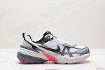公司级耐克nike V2K Run跑步鞋复古风潮 网面透气运动鞋 灰银紧致的鞋面材质提供良好的包裹性鞋侧 Swoosh以及鞋头部分搭配增添不少亮点的镀铬细节鞋垫