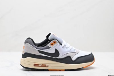 公司级Nike Air Max 1 耐克气垫 缓震 耐磨运动鞋 鞋身材质均选择皮革 织物 麂皮多种材质覆盖 保证质感的前提下 层次感也相当不错 带有开窗式 Ai