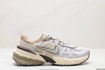 公司级耐克nike V2K Run跑步鞋复古风潮 网面透气运动鞋 灰银紧致的鞋面材质提供良好的包裹性鞋侧 Swoosh以及鞋头部分搭配增添不少亮点的镀铬细节鞋垫