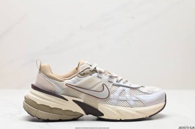 公司级耐克nike V2K Run跑步鞋复古风潮 网面透气运动鞋 灰银紧致的鞋面材质提供良好的包裹性鞋侧 Swoosh以及鞋头部分搭配增添不少亮点的镀铬细节鞋垫
