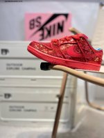 耐克Nike Dunk Low 板鞋Sb系列经典百搭休闲运动板鞋加厚鞋舌的填充，使舒适性大大提升，同时也更方便穿脱中底部分则加入了脚感柔软舒适Zoomair气垫