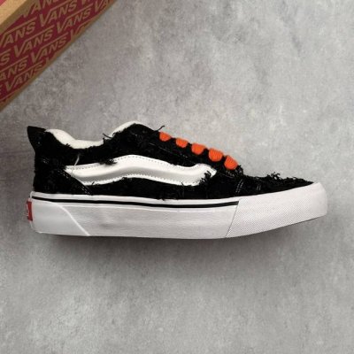本地 核心私 万斯 Vans Knu-Skool 面包鞋 坎普尔 茱利安系列低帮复古硫化休闲运动板鞋“肥胖版大Logo” 要说整个年最为热门的鞋型之一， 面包鞋