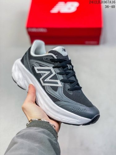 New Balance Nb休闲低帮跑步鞋，织物鞋面，舒适透气。鞋身设计方便穿脱。系带设计，贴合脚踝，鞋底设计采用耐磨的鞋底，增强耐用性。 货号：Utrnwe