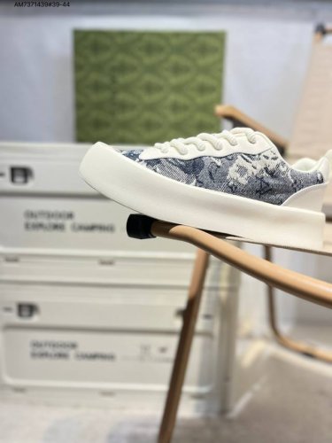 gucci 古驰顶级进口材料 极为亲肤舒适 摸上去非常的细腻 版型上很正 进口牛皮+真皮内里+几何构图案 奢华生动 图案透气不闷热 更为牢固耐穿 色彩更为鲜艳绚
