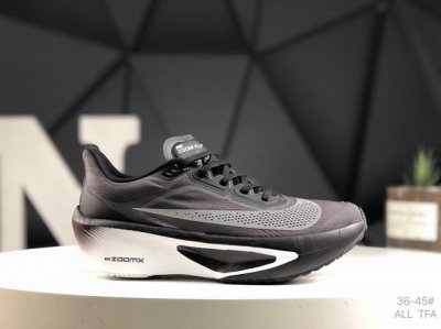 Nike Zoomx Invincible Run Flyknit 6 轻量飞织低帮休闲运动慢跑鞋特高弹性双层Md搭配碳纤维组合鞋底，轻盈缓震鞋面采用工程网眼设