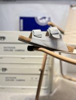勃肯鞋Birkenstock 拖鞋 真皮软木拖 出口韩国的订单 有没有姐妹跟我一样 喜欢鞋拖 懒得弯腰系鞋带 所以Birkenstock博肯鞋真的是我的爱 很久