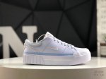 真标带半码 Nike 耐克 Court Legacy Lift 女士运动鞋 运动厚底小白鞋 复古休闲鞋，上部和合成的 Strati 重叠,增加纹理、深度和透气性
