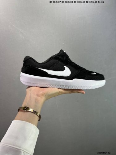 耐克Nike Sb Force 58是一款将前沿创新带入街头的单品，它具有硫化杯底，具有出色的耐用性和灵活性。使用帆布和绒面革，在饰面上放置通风口，它自始至终都
