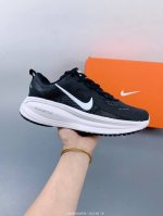 耐克 Nike Vomero 18 厚底增高老爹运动跑步鞋。全新 Vomero 提供比以往更多的緩衝效能以及該系列有史以來最高的鞋底高度，結合 Nike 的 Z