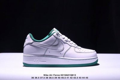 公司级耐克Nike Air Force 1“07空军一号低帮百搭休闲运动板鞋。柔软、弹性十足的缓震性能和出色的中底设计，横跨复古与现代的外型结合，造就出风靡全球