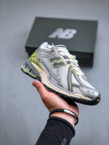 new Balance M1906系列复古单品宝藏老爹鞋款 公司级版本复古元素叠加 质感超级棒 楦版型材料细节做工精细 作为nb最经典的档案鞋型之一 与 2一样