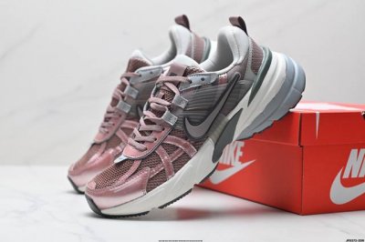 公司级耐克Nike V2K Run跑步鞋复古风潮 网面透气运动鞋 灰银紧致的鞋面材质提供良好的包裹性鞋侧 Swoosh以及鞋头部分搭配增添不少亮点的镀铬细节鞋垫