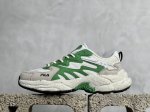 放店私 Fila Fusion Fluid 斐乐摩登潮牌防滑耐磨轻便运动鞋 Fusion 系列传承了 Fila 的百年基因，融入年轻运动及潮流文化，成为引领变革