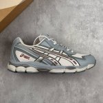 本地 核心私 亚瑟士Asics Gel-Nyc 2055 亚瑟士运动休闲透气专业跑鞋 鞋面采用反绒皮与网布拼接 透气舒适兼具休闲时尚 结合简明的配色 展现品牌的