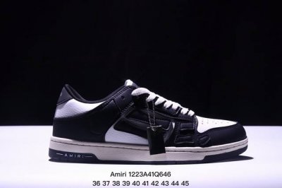Amiri 骨头 升级版，男鞋真标半码原盒制，全套配件及包装物，采用荔枝纹头层皮组合贴膜牛剖皮革制成鞋面，脚骨饰片采用激光电雕切割工艺和边缘涂漆皮革，高密度电脑