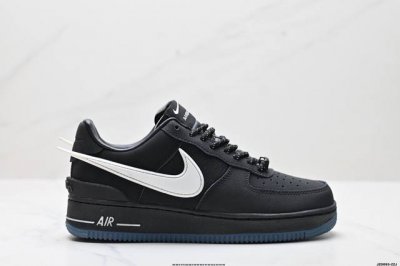 真标Ambush X Nk Air Force 1‘07 Low Sp 空军一号联名标志性的Swoosh延伸至鞋跟之外 鞋舌和鞋垫上印有Ambush品牌标志 整