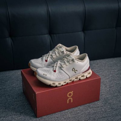 核心私 On 昂跑 Cloud X 4 舒适轻盈 低帮跑步鞋 整身鞋面是一体的，包裹感很强，配合弹力鞋带，穿脱方便快捷。鞋底镂空设计，与爱步相同，脚感舒适。但不