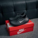 核心私 Nike Reactx Rejuven8 一脚蹬夏日穿搭凉鞋 #采用质感柔软且出众回弹的 Reactx泡绵，缔造非凡舒适的日常穿着体验，助你保持活力。