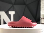 Kanye West Yeezy Slide监狱拖 椰子拖鞋 侃爷再度联乘 采用Eva泡棉式一体成形鞋模 配置鞋底凹埳设计 亦提供缓震及抓地力 货号：Id598