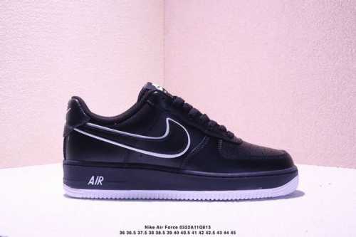 140公司级耐克Nike Air Force 1“07空军一号低帮百搭休闲运动板鞋。柔软、弹性十足的缓震性能和出色的中底设计，横跨复古与现代的外型结合，造就出风