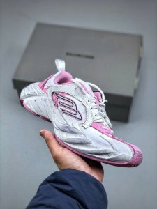 Ok版 Balenciaga巴黎世家16代 Monday 其前卫的设计、夸张的体积和反光细节赋予其特别的轮廓 采用头层牛皮材质制成，带来良好脚感，外观全新造型，