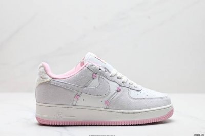真标Nike Air Force 7 Lx空军一号秋冬蛇年新年低帮百搭休闲运动板鞋。柔软、弹性十足的缓震性能和出色的中底设计，横跨复古与现代的外型结合，造就出风