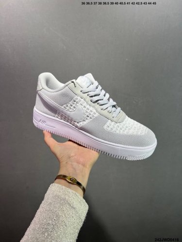 公司级Nk Air Force 1 Low 空军一号低帮百搭休闲运动板鞋。柔软、弹性十足的缓震性能和出色的中底设计，横跨复古与现代的外型结合，造就出风靡全球三十