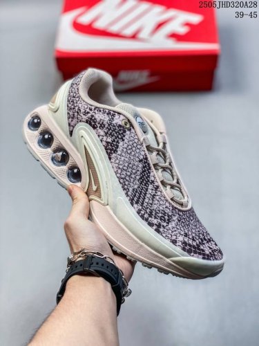 童鞋 Nike 耐克 Nike Air Max plus是Nike旗下另类鞋款的代表 Tn 它诞生于1996年 是第一款使用Tunedair气垫的跑鞋 其特点就