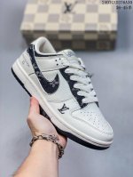 公司带半码 耐克nike Sb Dunk Low 扣篮系列复古低帮休闲运动滑板板鞋。采用脚感柔软舒适zoomair气垫，有效吸收滑板等极限运动在落地时带来的冲击
