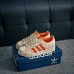 核心私 adidas Originals Gazelle Indoor 三叶草复古防滑耐磨低帮板鞋 鞋款采用柔软的绒面革和耐用的皮革衬里融合在橡胶外底上 货号