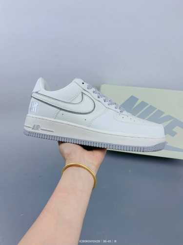 耐克Nike Air Force 1 Low 空军一号低帮百搭休闲运动板鞋。柔软、弹性十足的缓震性能和出色的中底设计，横跨复古与现代的外型结合，造就出风靡全球三