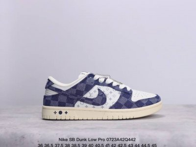 耐克nike Sb Dunk Low Pro 复古低帮 真标 休闲运动滑板板鞋。采用脚感柔软舒适zoomair气垫，有效吸收滑板等极限运动在落地时带来的冲击力，