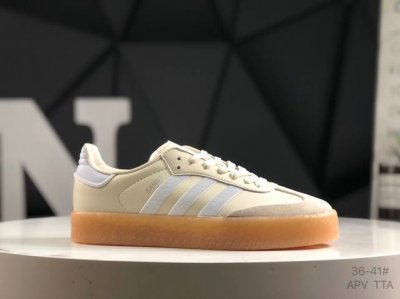 阿迪达斯 Adidas Originals Gazelle Indoor 复古三叶草防滑透明橡胶板鞋经典运动鞋。这款经典鞋,忠于原版设计,缀撞色三条纹和鞋跟饰片