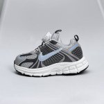 nike Zoom Vomero 5子复古运动鞋融蕴时尚风范和丰富层次感，缔造运动鞋佳选，助你轻松型出范，开辟独属于自己的路。鞋款采用多层设计，融入织物与合成材